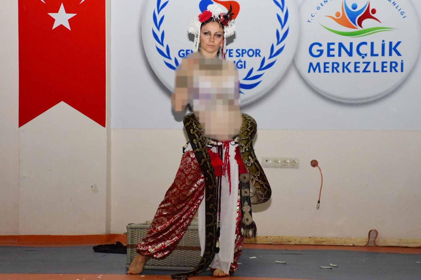 Uygunsuz kıyafetle piton gösterisine tepki